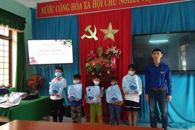 Trao quà tết cho học sinh