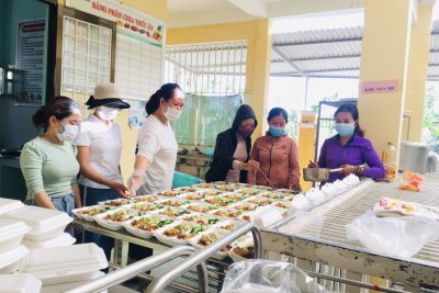 Tham gia nấu ăn cho khu cách ly