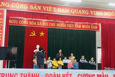 TRAO QUÀ TẾT CHO HỌC SINH CÓ HOÀN CẢNH KHÓ KHĂN