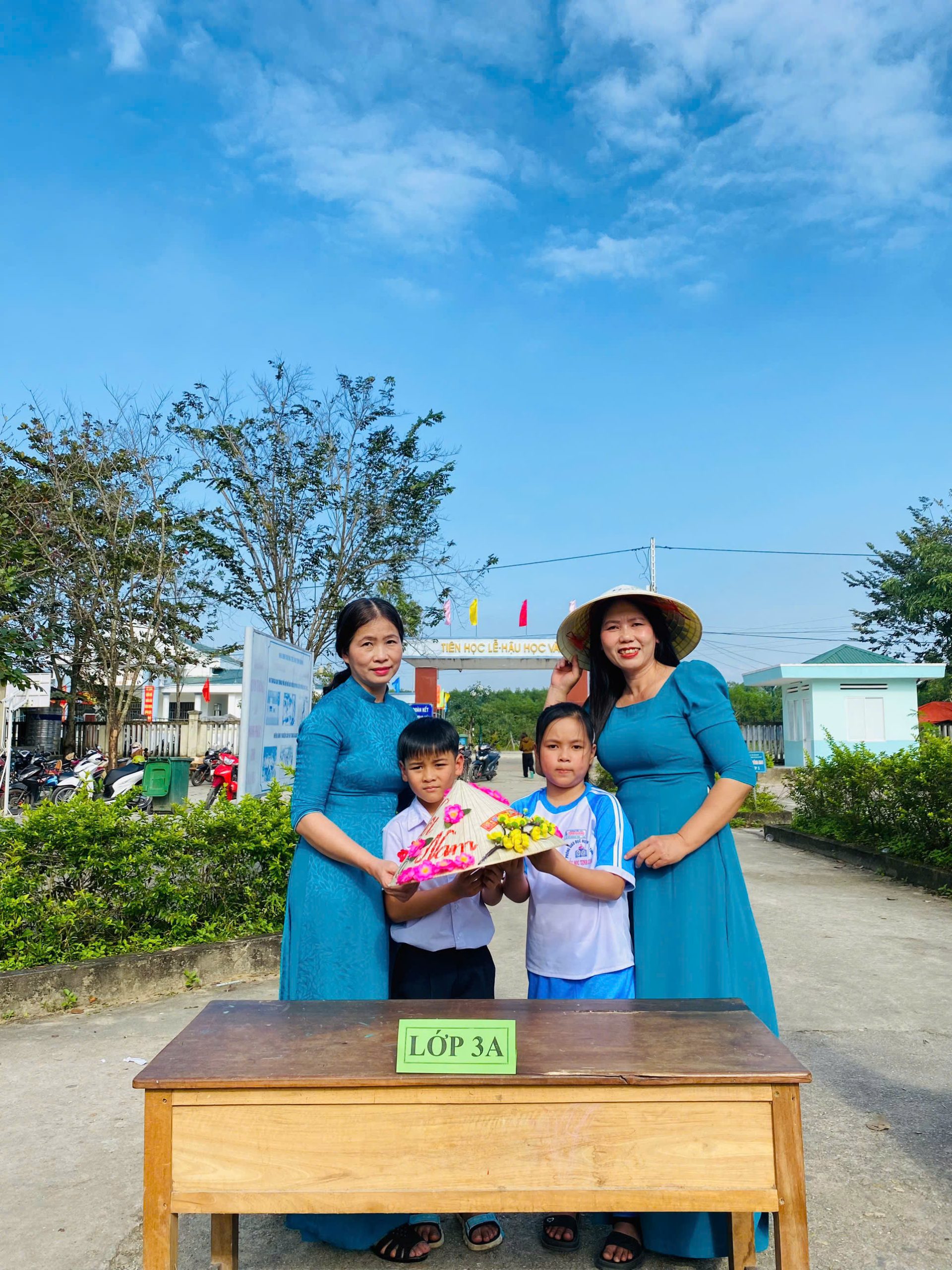 TỔ CHỨC HỘI THI TRANG TRÍ NÓN LÁ VÀ TRÌNH DIỄN ÁO DÀI CHÀO MỪNG NĂM MỚI ẤT TỴ